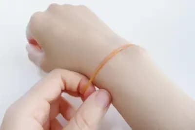 หนังยางบนข้อมือของคุณสามารถช่วยจัดการอารมณ์ของคุณได้จริงหรือ?